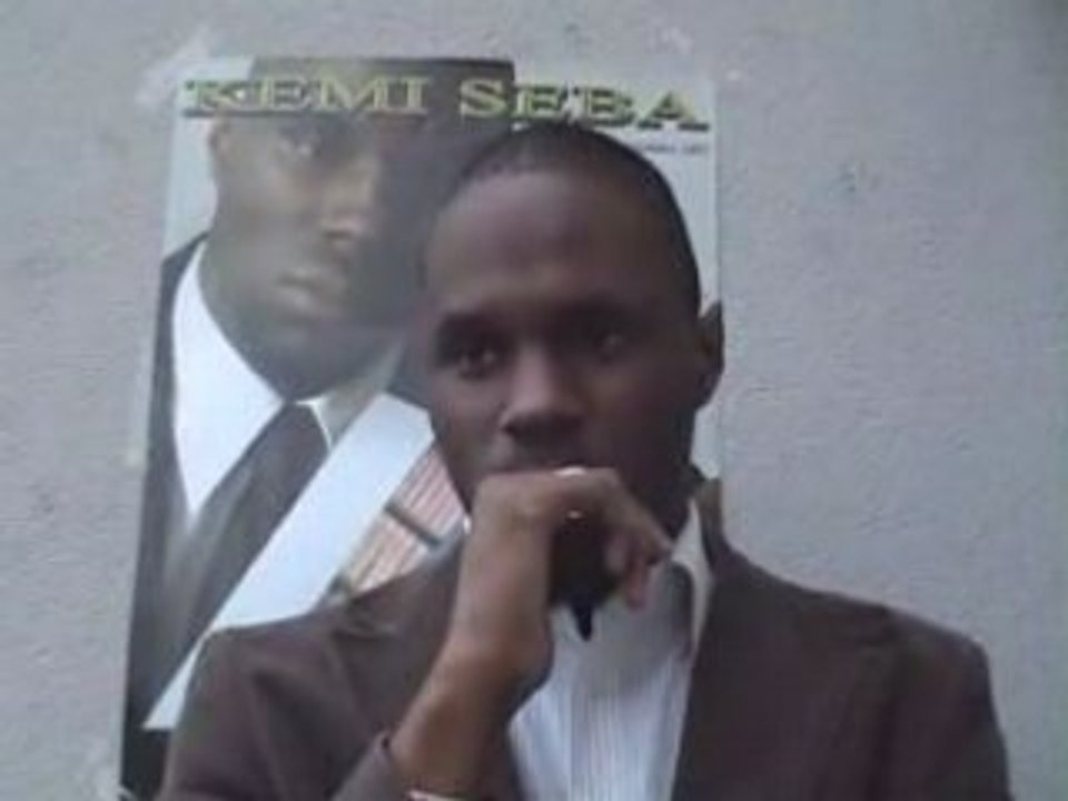 KEMI SEBA AVERTIT LE GROUPE DE SKINHEADS