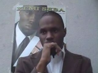 KEMI SEBA AVERTIT LE GROUPE DE SKINHEADS