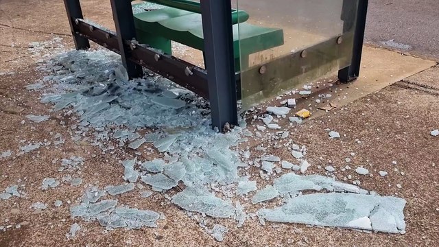 Vidros de ponto de ônibus no Esmeralda estão quebrados