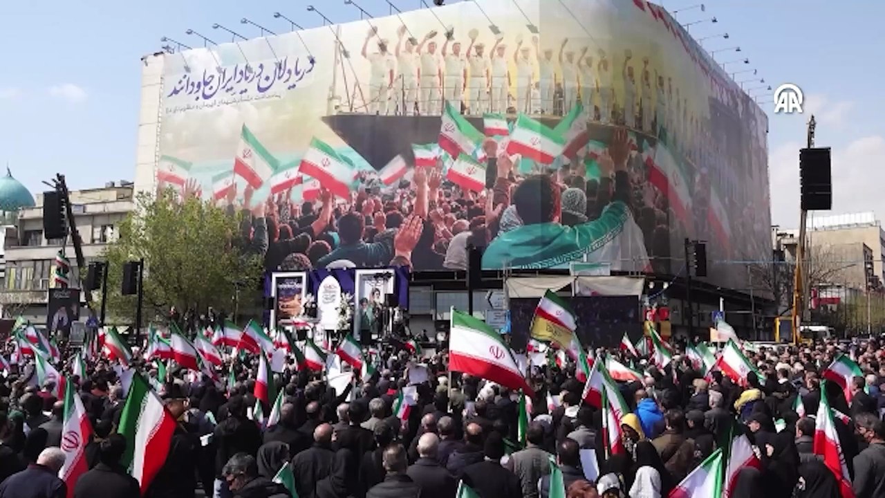 ABD-İsrail saldırısında ölen Laricani ve İranlı denizciler için Tahran'da cenaze töreni düzenlendi