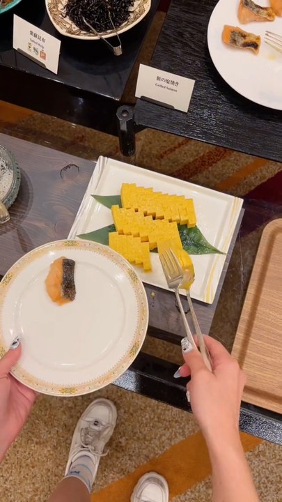 Je teste le petit déjeuner au Japon.#japon #petitdejeuner #crastestfood #dégustationjaponaise #ptitdej #tiktokfood #crèche #ptitdejeuner #nourriturejaponaise #culturejaponaise #tiktokacademie #apprendresurtiktok