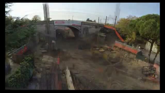 Tram Bologna, il video del timelapse dell’intervento di allargamento del sottopasso ferroviario in via di Corticella: «Mesi di lavoro raccontati in un minuto»