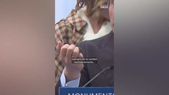 El momento más incómodo de Almeida: una paloma ‘bendice’ al alcalde de Madrid en pleno discurso