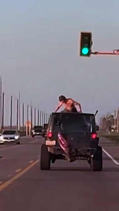 Do show ao choque: Jovem dança em teto de carro em movimento antes de acidente; veja vídeo