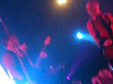 Superbus 7.12 Mitch fait un bisous à Patrice