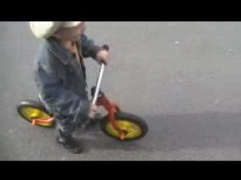 Ethan teste son velo sans pédale