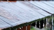 Hujan Rintik Rintik Jatuh Di Atap Rumah Kayu Di Desa