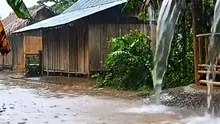 Suara Hujan Terdengar Di Jalan Tanah Di Sebuah Desa Yang Damai