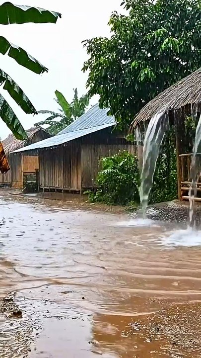 Suara Hujan Terdengar Di Jalan Tanah Di Sebuah Desa Yang Damai