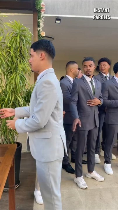 L’émotion de ce jeune homme en voyant sa future femme marcher sur l’allée lors de leur mariage