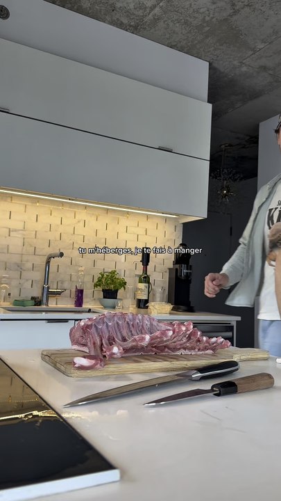 Tu m’héberges j’te fais à mangerCôtes de cochonnets, fenouil et sauce aux bleuets Ingrédients : Côtes de cochonnetsFenouil Bleuets Sirop d’érable Oignon rougeHuile neutre Beurre Sauge Ail