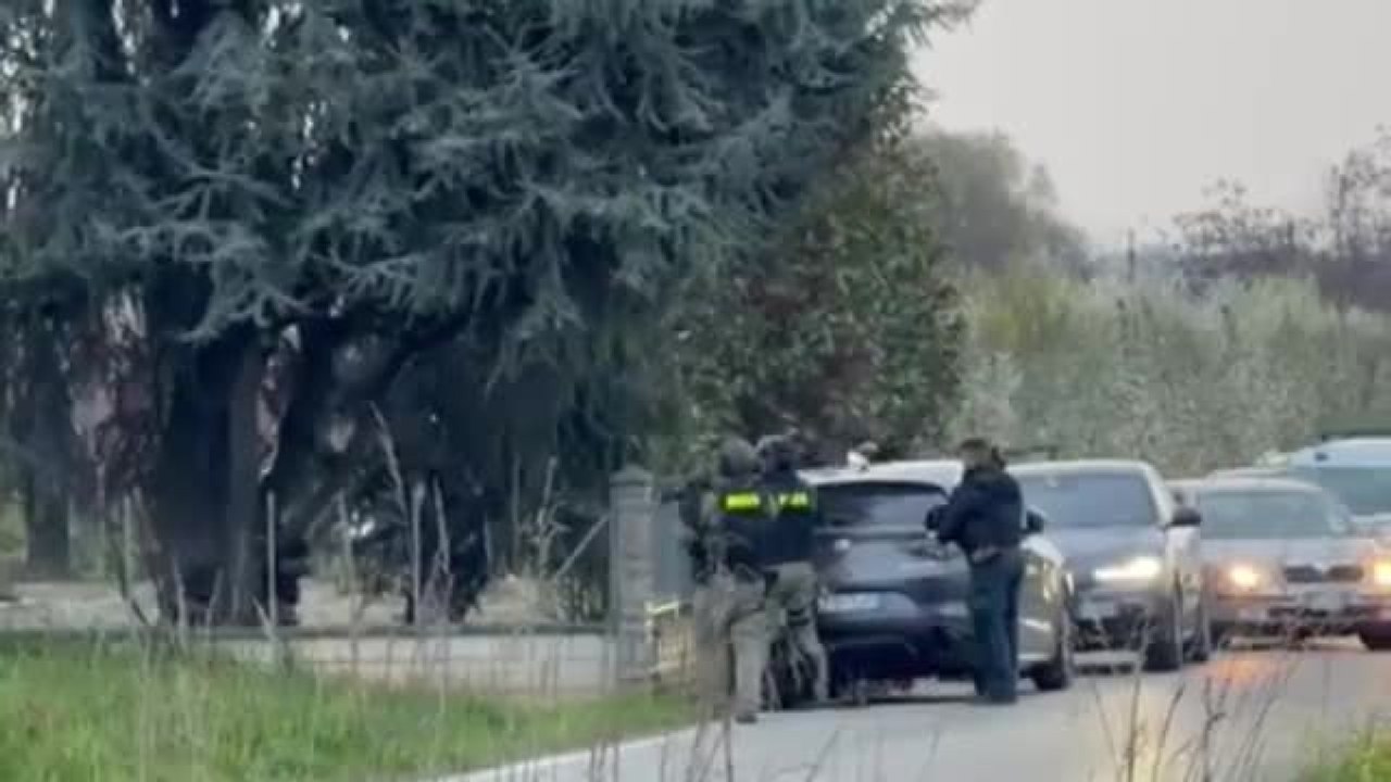 Il video del blitz della polizia nella zona industriale di Vignola: uno dei rapinatori prova a nascondersi sull'albero