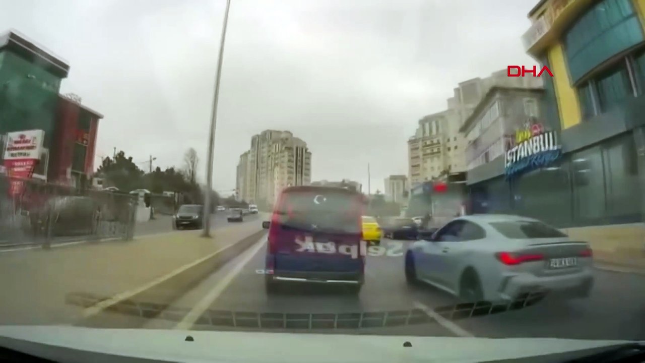 Ataşehir'de otomobilin çarptığı aydınlatma direği yola devrildi; kaza kamerada