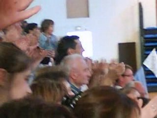 les filles arrivent sous un tonerre d'aplaudissement