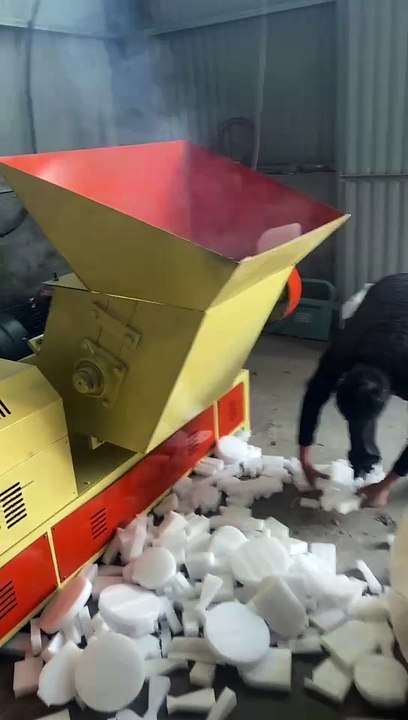 Plastic PelIf you need a plastic granulator, please contact me.如果您需要塑料造粒机请联系我 letizing Recycling Plant #plastic #recycling #granulation #machine塑料造粒回收厂