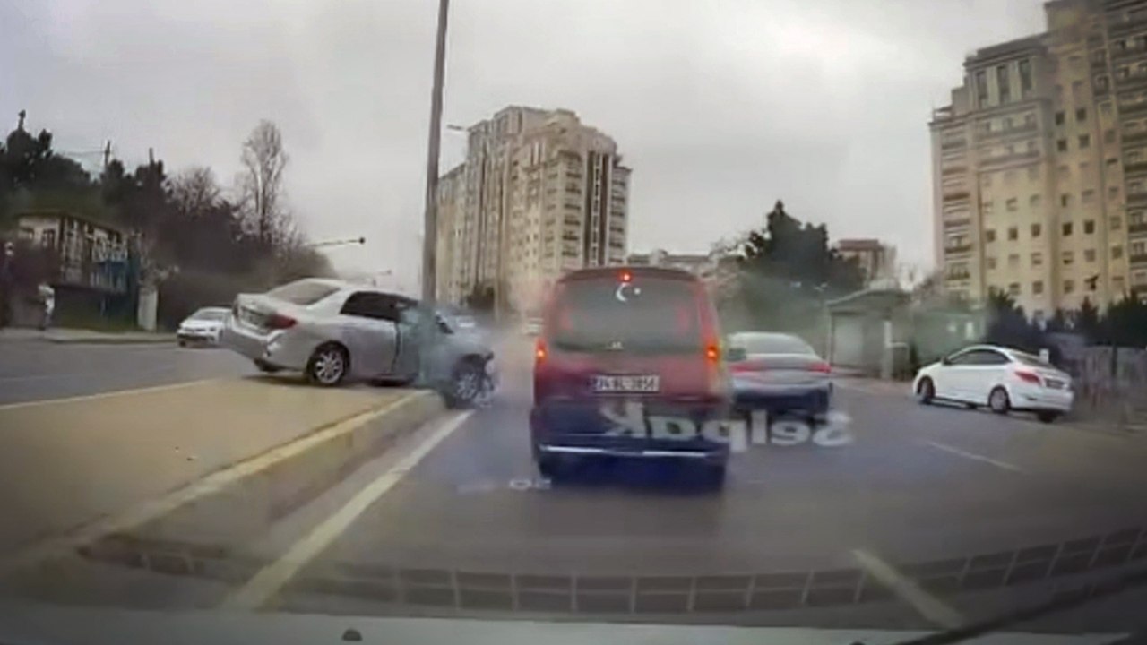 İstanbul’da otomobilin çarptığı aydınlatma direği yola devrildi; kaza kamerada