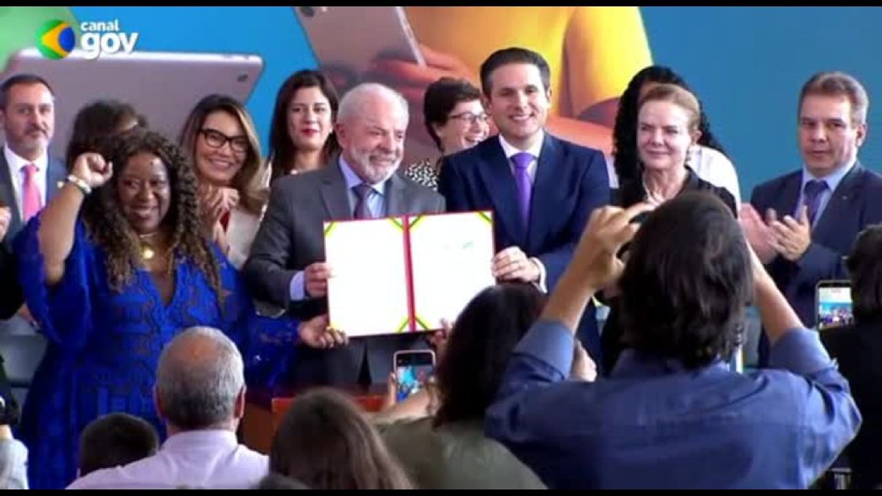 Brasile, Lula firma la legge per una stretta sui social per i minori