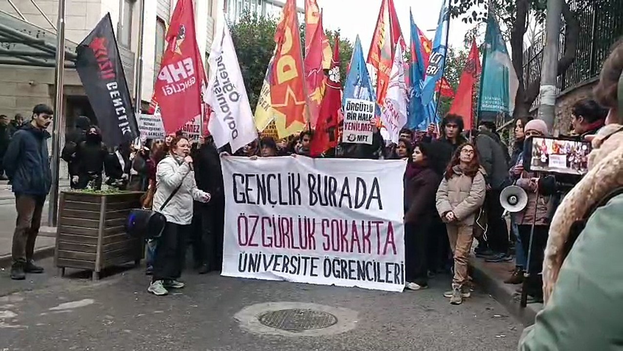 Üniversite öğrencileri, 19 Mart'ın yıl dönümünde Beyazıt'a yürüyor