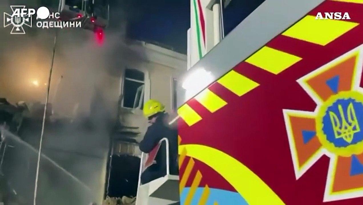 Odessa, vigili del fuoco spengono le fiamme dopo i nuovi raid russi