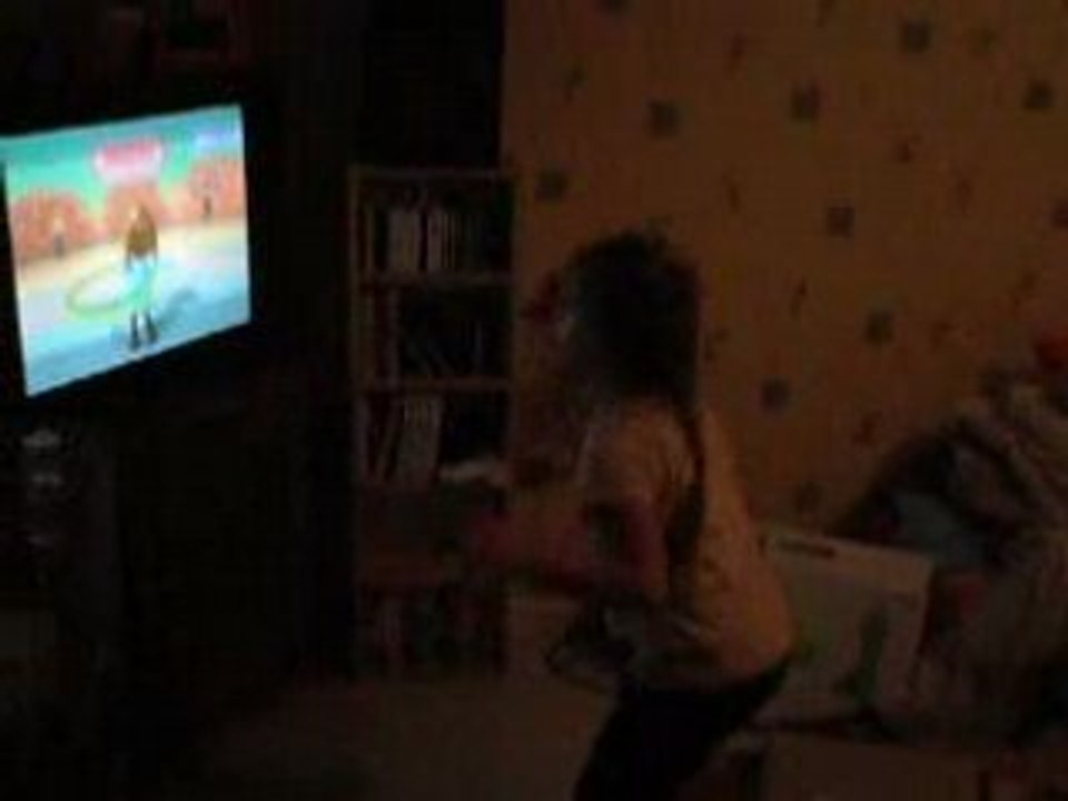 Léa qui fait du oula hop sur la wii fit
