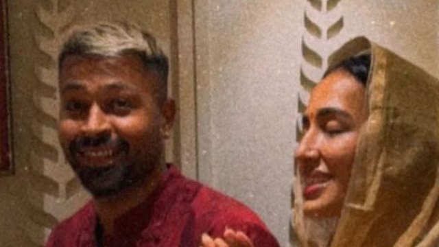 हार्दिक पंडया ने खरीदी करोड़ों की फेरारी, गर्लफ्रेंड माहिका ने की पूजा