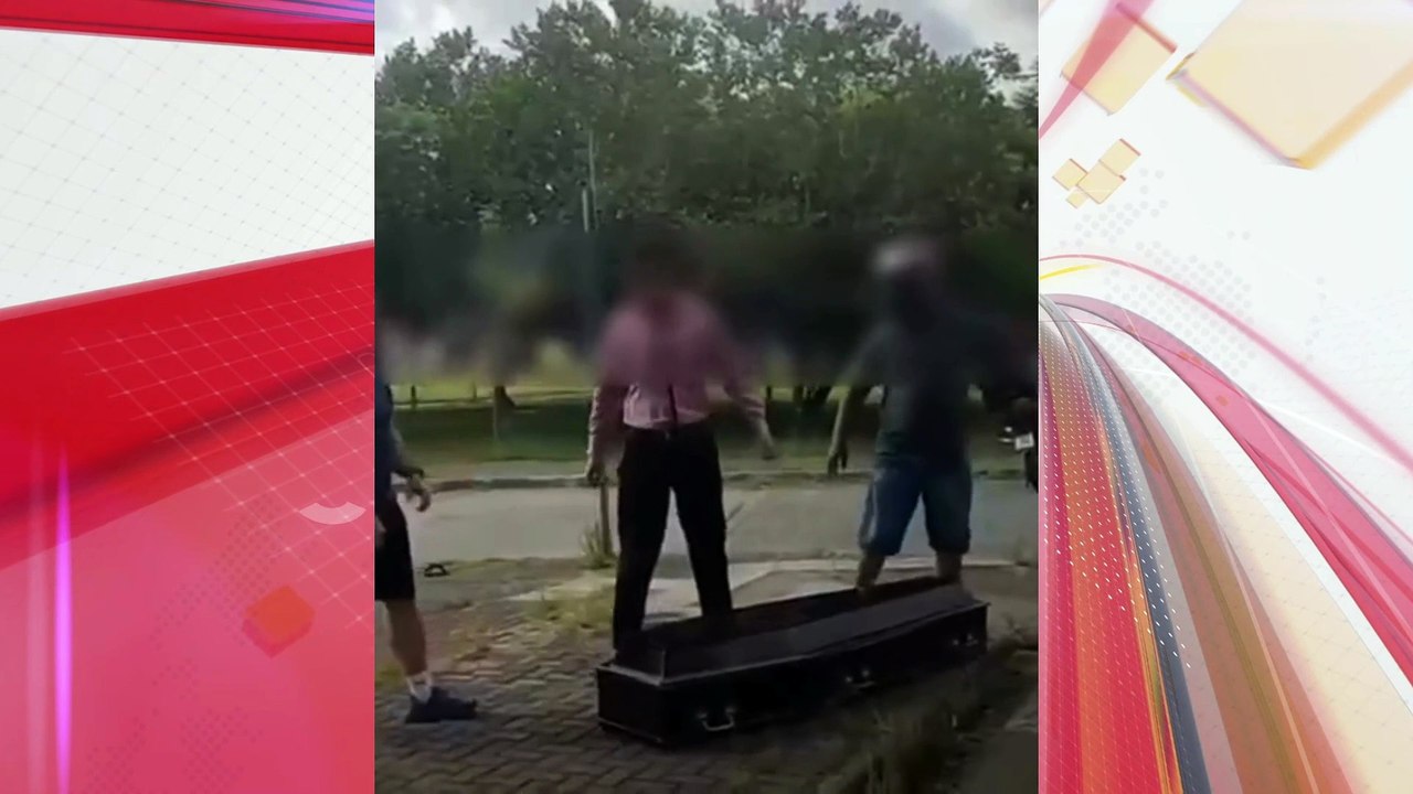 Caixão cai durante transporte no Paraná e cena impressiona; veja vídeo