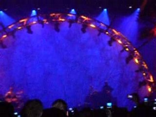 entrée de Christophe maé à la patinoire de boreaux