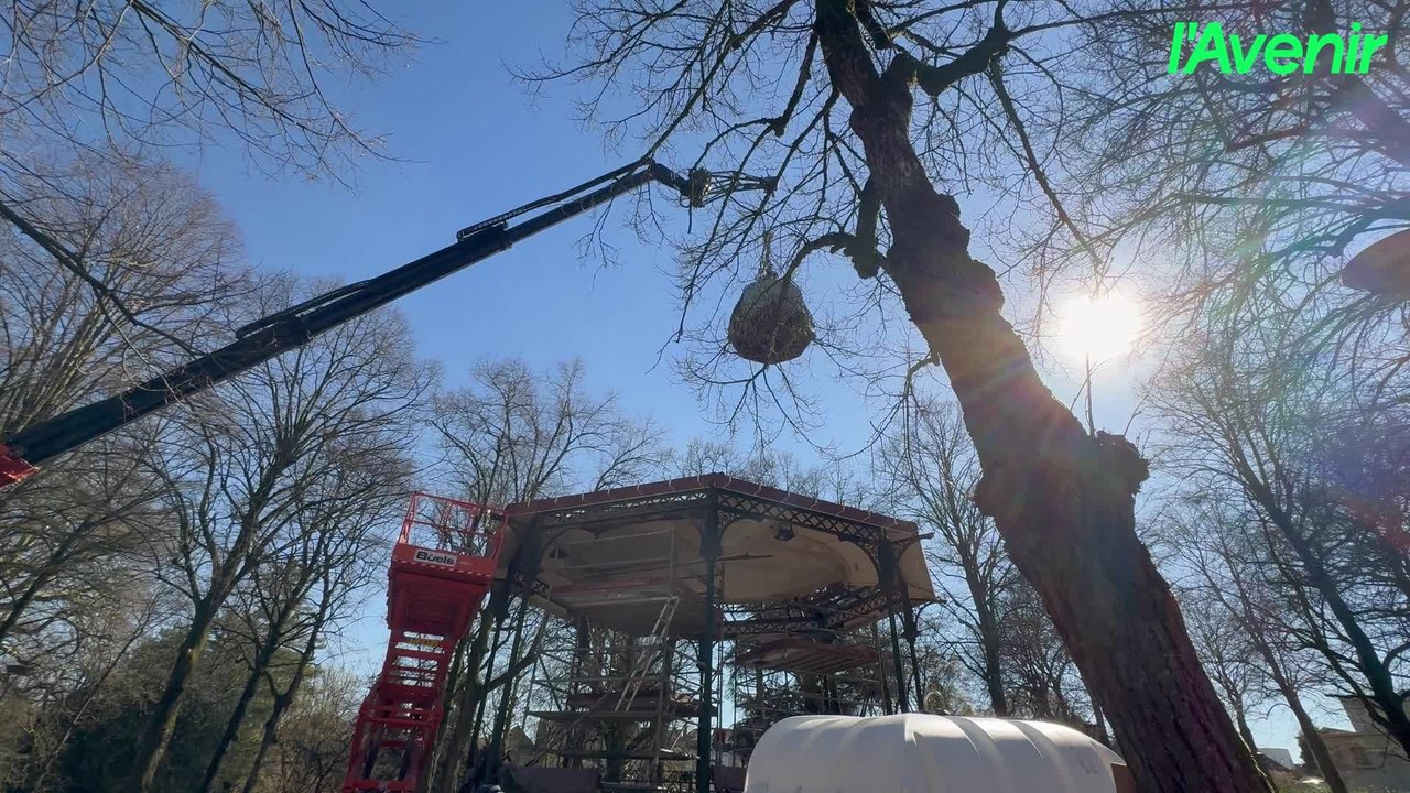 Le socle du kiosque à musique est décroché pour profiter d'une rénovation de son ensemble.