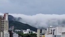 Serra do Curral surge sob cascata de nuvens em Belo Horizonte