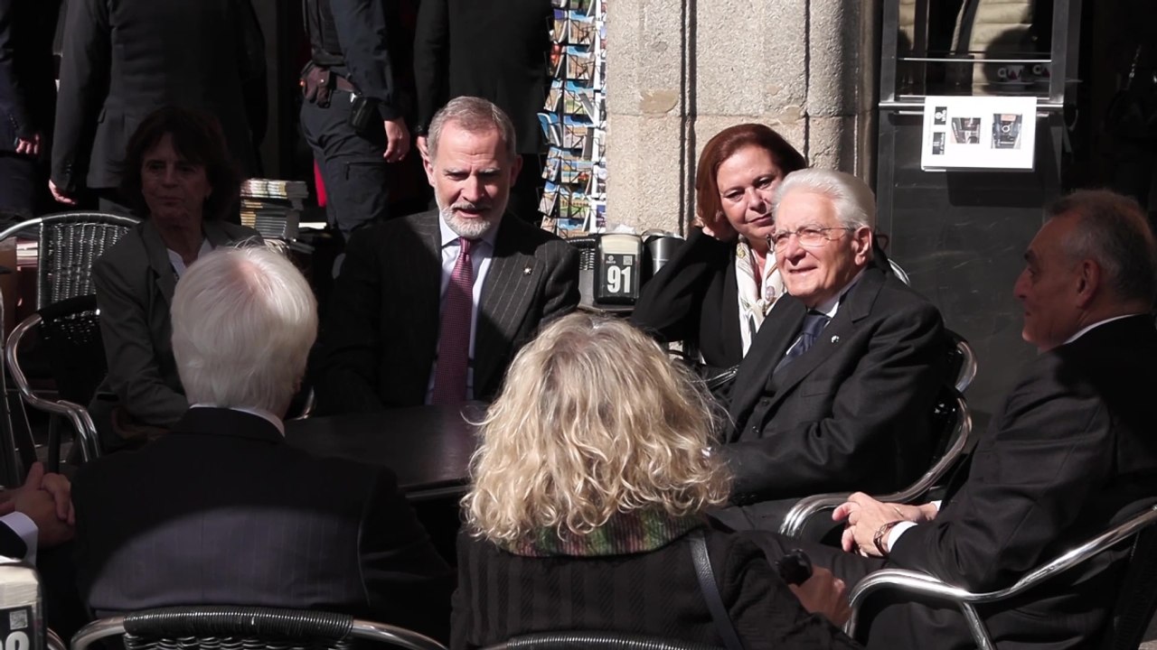 Il presidente Mattarella e re Felipe VI prendono un caffè nella Plaza Mayor di Salamanca: sorpresa tra i turisti italiani