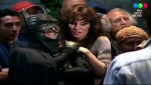 Pepe Argento (Batman) se pelea con Robertito y su grupo de amigos rockeros
