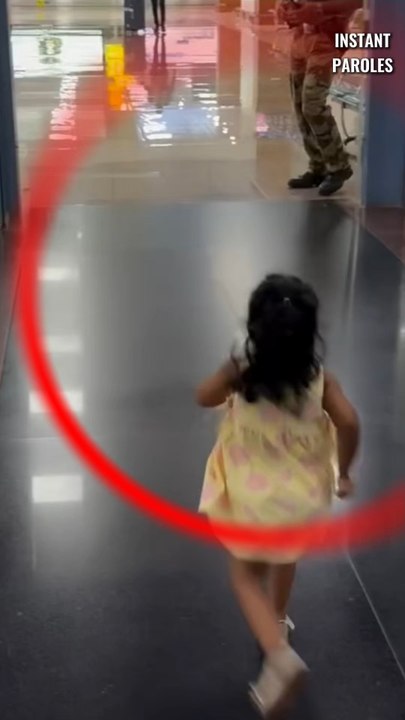 Cette petite fille retrouve son père à l’aéroport