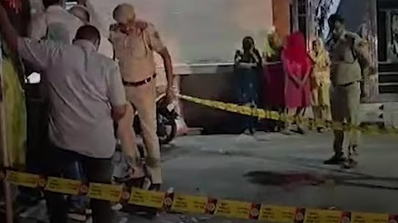 बदमाशों ने घर में घुसकर की कई राउंड फायरिंग, बेटे की मौत, 4 लोग घायल