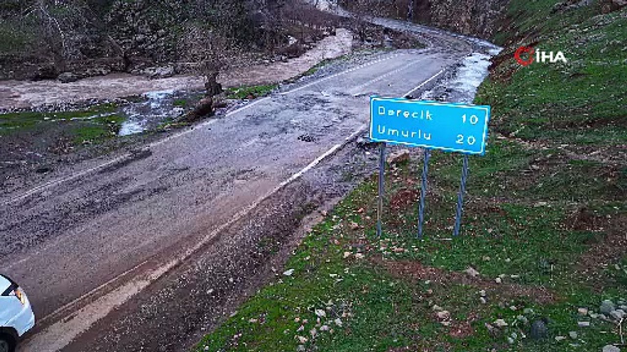 Hakkari’de asfaltın ortasından su pınarı fışkırdı