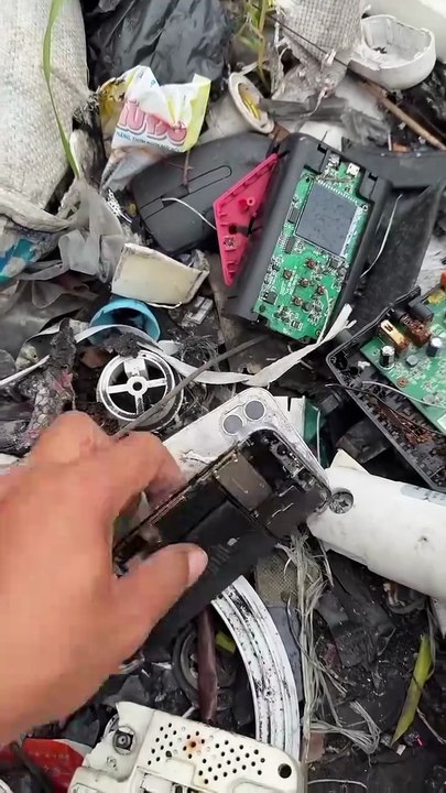 Found iphones  wow #foundphone #iphones #oldphone #restoration #reels