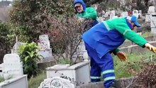Arnavutköy’de bayram öncesi mezarlıklar temizlenerek ziyarete hazır hale getirildi