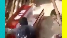 ¡Tragedia en un funeral! Puente colapsa y cae el féretro al río