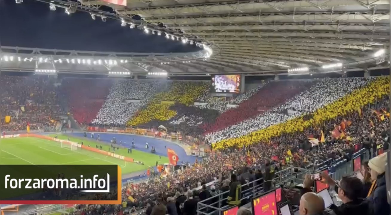 Roma-Bologna, la coreografia da brividi della Curva Sud con la Lupa al centro