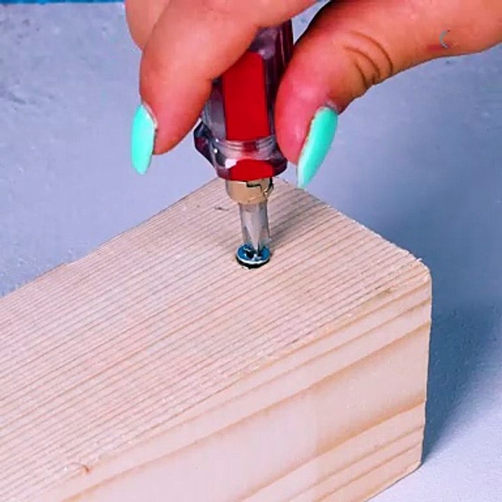 Here's a simple trick for removing a stubborn screw!  💯⚙️