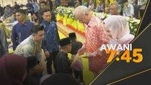 Sultan Nazrin berangkat ke sambutan hari raya bersama 20,000 rakyat