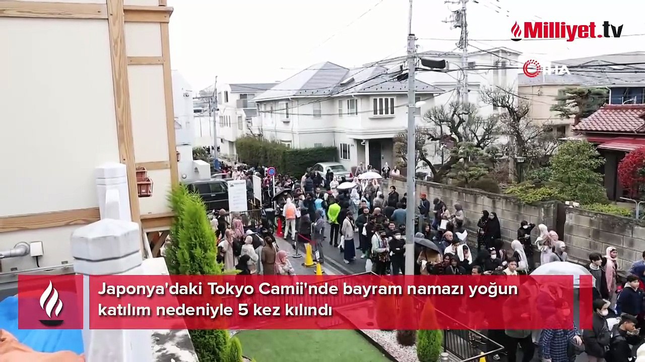 Binlerce kişi camiye akın etti, kapıda uzun kuyruklar oluştu! Bayram namazı bir değil beş kez kılındı