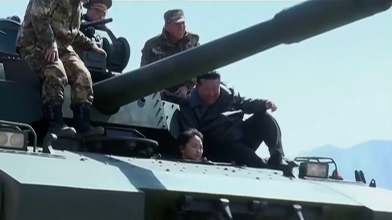 Kim Jong-un y su hija disfrutan al volante de un tanque antidrones