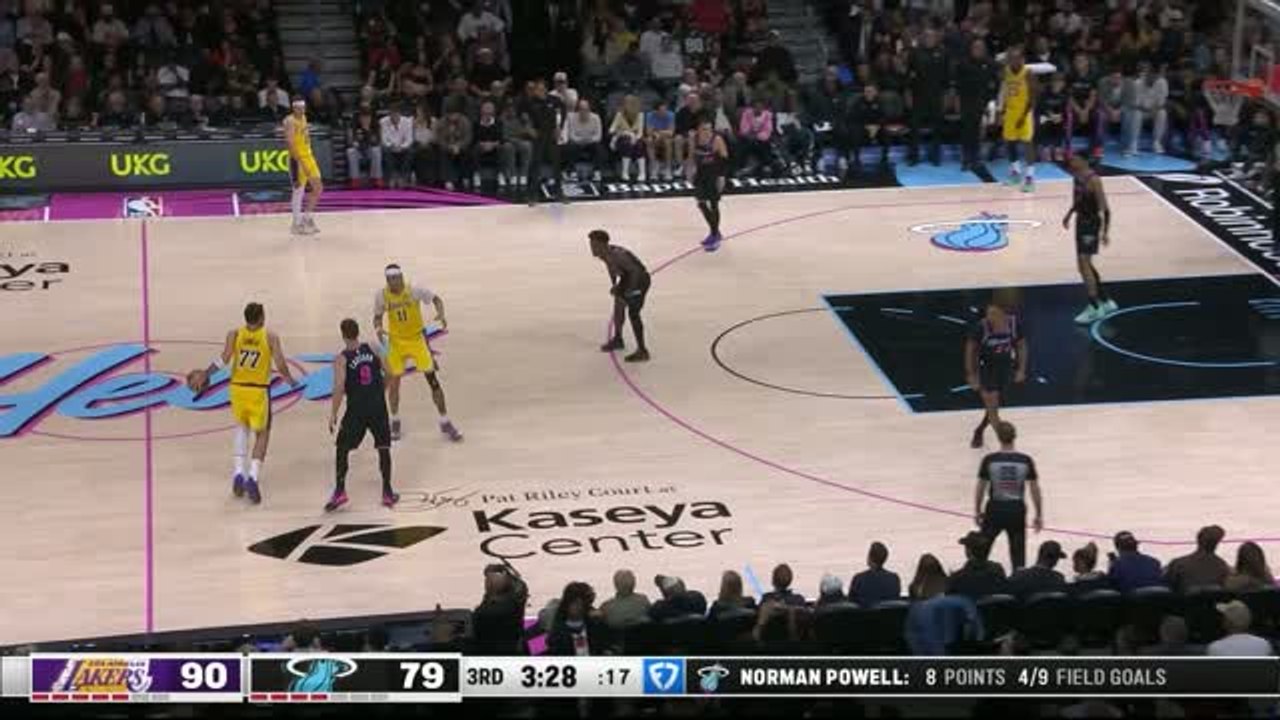 Lakers - Le joli alley-oop de Hayes sur une offrande de LeBron James