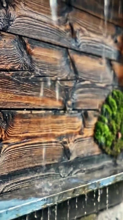 Hujan Lembut Menerpa Dinding Kayu Di Sebuah Rumah Desa