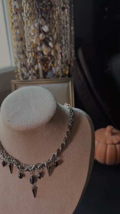 🐚Le collier VESTIGE incarne l’élégance sombre d’un bijou inspiré des légendes médiévales. acier inoxydable, il associe la robustesse du métal à la profondeur mystérieuse des perles d’eau douce, créant un contraste captivant entre lumière et obscurité.