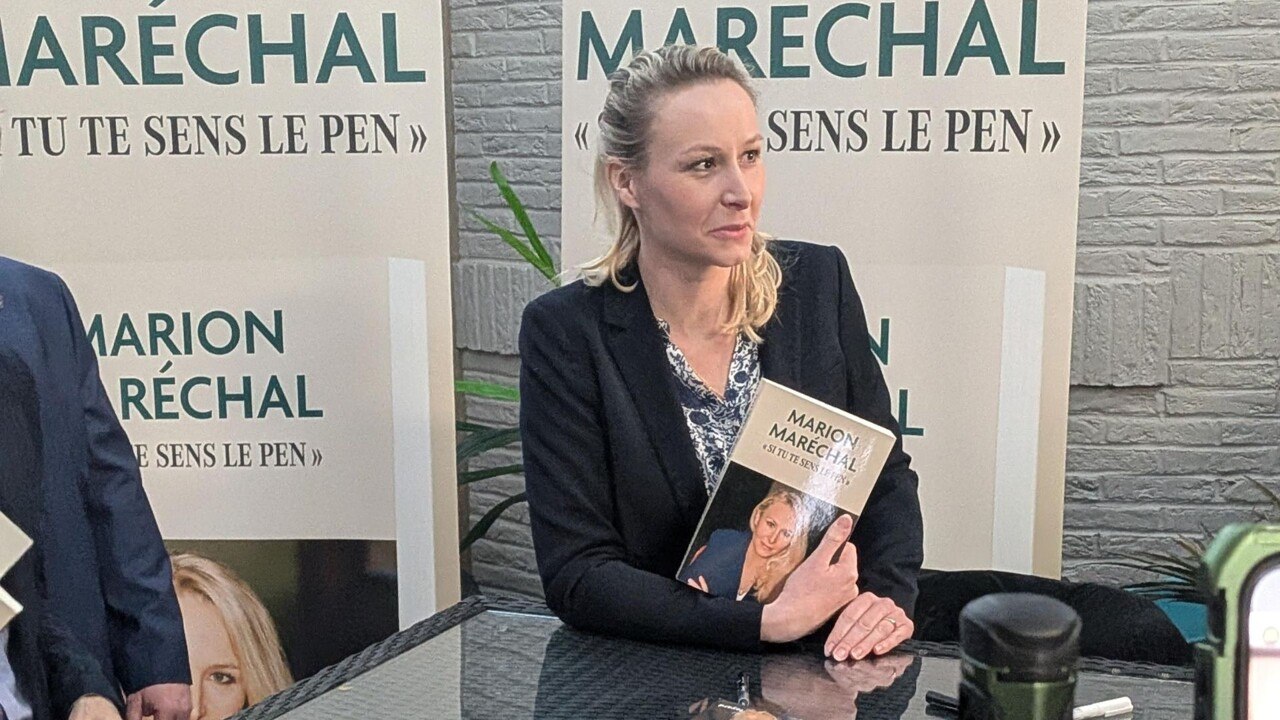 Marion Maréchal Le Pen en séance de dédicaces à Dijon, sur fond de manifestation antifasciste