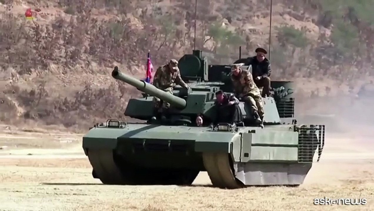 Il leader nordcoreano Kim Jong Un e sua figlia su un carro armato