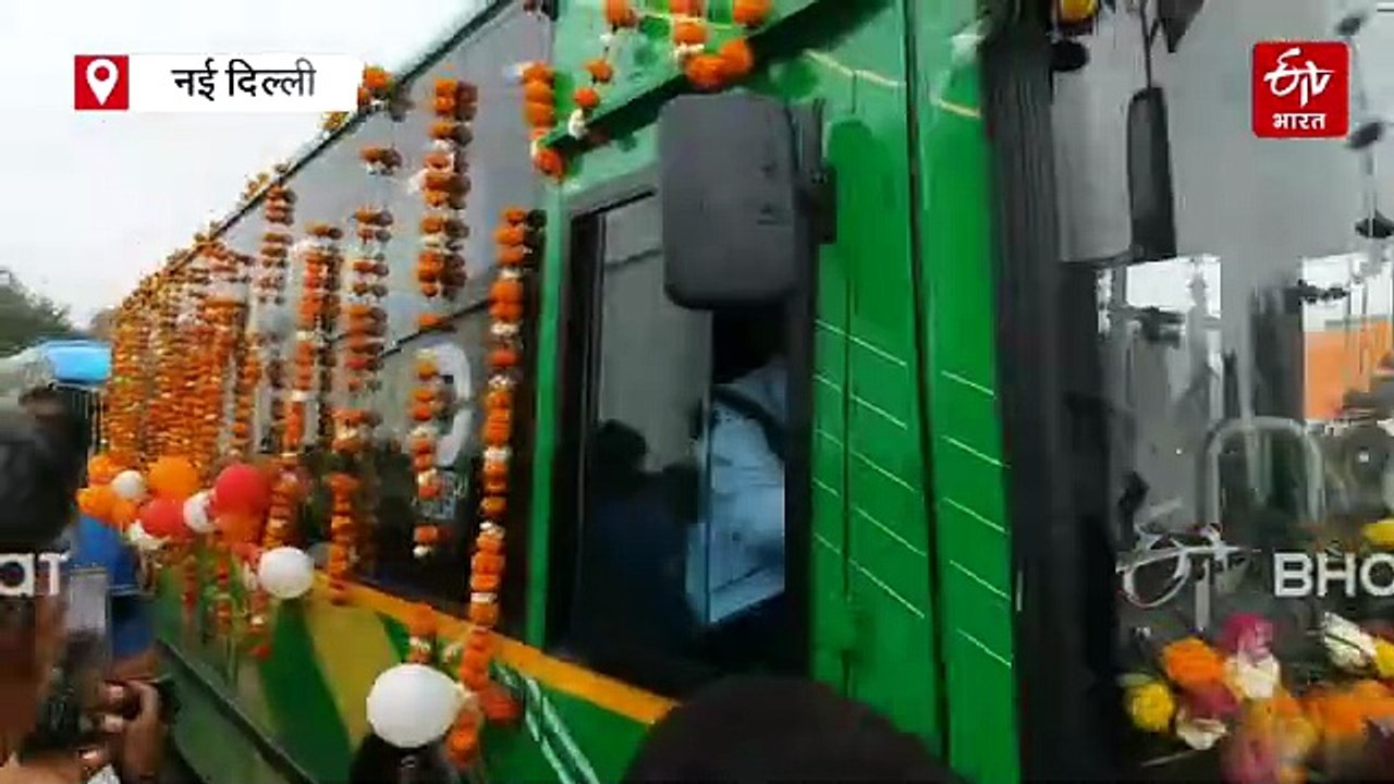 सीएम रेखा गुप्ता ने दिखाई 300 इलेक्ट्रिक बसों को हरी झंडी, कहा- जल्द ही पूरी फ्लीट को करेंगे इलेक्ट्रिक पर स्विच
