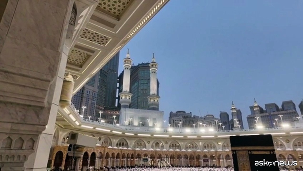 Folla di fedeli alla Grande Moschea della Mecca per la fine del Ramadan
