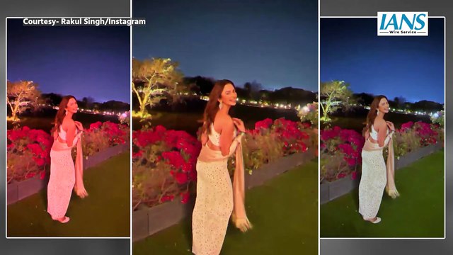 Rakul Preet Singh ने सोशल मीडिया पर शेयर कीं अपनी क्यूट और स्टाइलिश selfies, फैंस से पूछा “आपकी फेवरेट selfie कौन सी?”